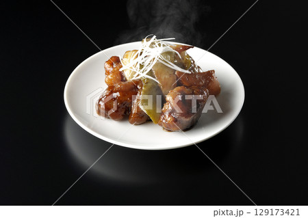 熱々の黒酢酢豚を黒背景で撮影 129173421
