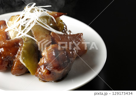 熱々の黒酢酢豚を黒背景で撮影 129173434