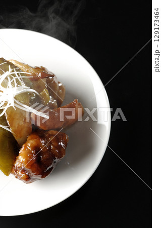 熱々の黒酢酢豚を黒背景で撮影 熱々の黒酢酢豚を黒背景で撮影 129173464