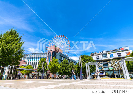 日本の横浜都市景観 8月。センター北駅前、都築阪急や観覧車などを望む 129173472