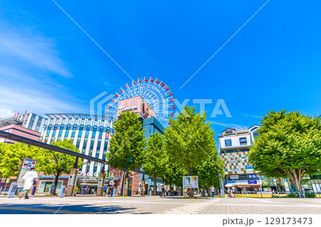 日本の横浜都市景観 8月。センター北駅前、都築阪急や観覧車などを望む 129173473
