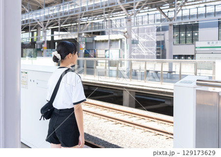 電車を待つ10代の女性 電車を待つ10代の女性 129173629