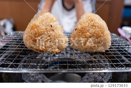 バーベキューで焼くおにぎり 129173633