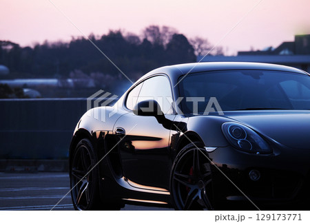 ツヤツヤの黒いスポーツカー 129173771