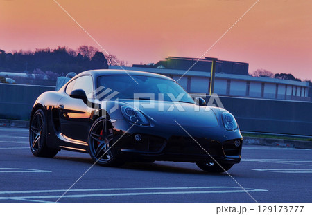 ツヤツヤの黒いスポーツカー 129173777