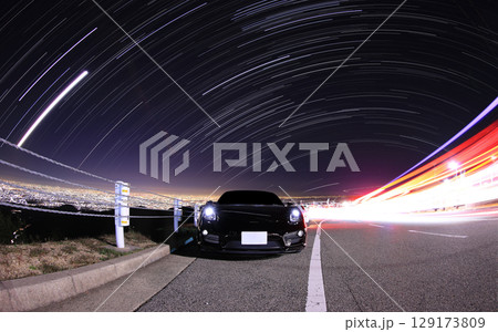 黒いスポーツカーと星景 129173809