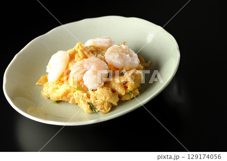 海老と卵の中華炒めを黒背景で撮影 129174056