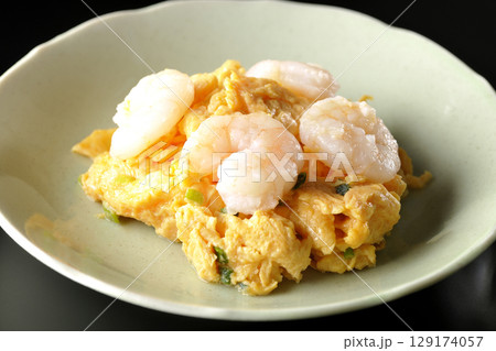 海老と卵の中華炒めを黒背景で撮影 129174057