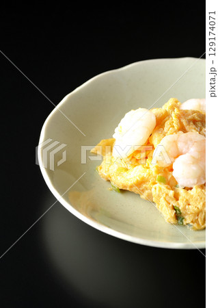 海老と卵の中華炒めを黒背景で撮影 129174071