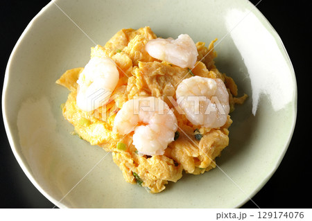 海老と卵の中華炒めを黒背景で撮影 129174076