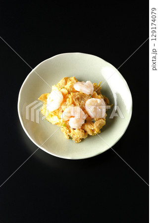 海老と卵の中華炒めを黒背景で撮影 海老と卵の中華炒めを黒背景で撮影 129174079