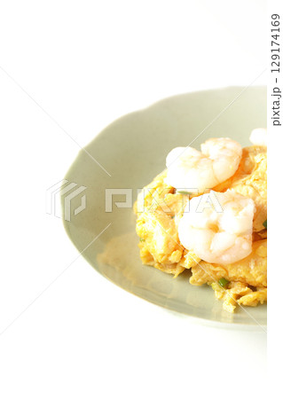 海老と卵の中華炒めを白背景で撮影 129174169