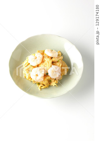 海老と卵の中華炒めを白背景で撮影 129174180