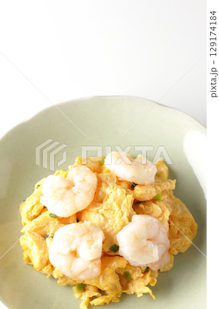 海老と卵の中華炒めを白背景で撮影 129174184
