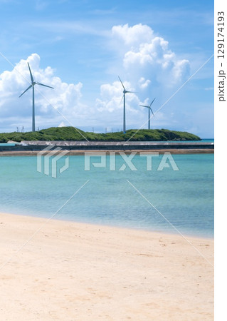 海に並ぶ風力発電 129174193