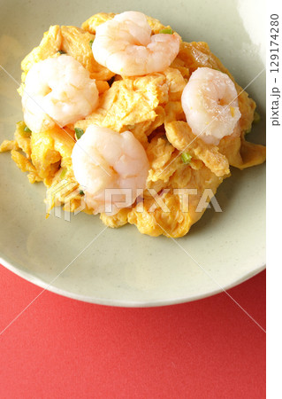 海老と卵の中華炒め 129174280