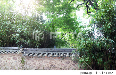 Small piles of stones on oriental decorative wall, Bulguksa temple, South Korea. Bamboo garden and ancient wall, Bulguksa temple complex on Tohamsan, Jinhyeon-dong, Gyeongju, Republic of Korea 129174462