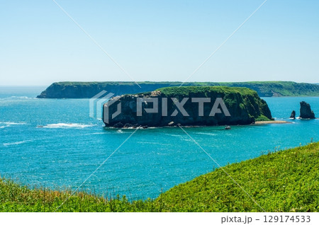 アゼチ岬から小島、嶮暮帰島を望む太平洋 129174533