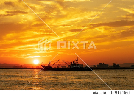 釧路港の夕焼け 129174661