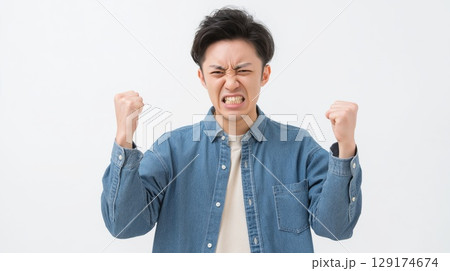 怒った表情をした日本人男性 129174674