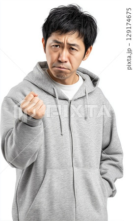 怒った表情をした日本人男性 129174675