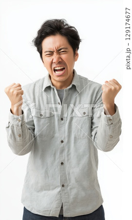 怒った表情をした日本人男性 129174677