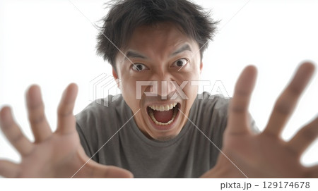 怒った表情をした日本人男性 129174678
