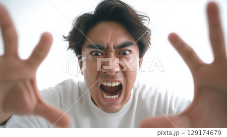 怒った表情をした日本人男性 129174679