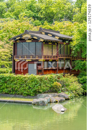 相楽園(三田藩士 小寺氏の邸宅と庭園)池泉回遊式日本庭園と舟屋形 神戸市中央区下山手通 相楽園(三田藩士 小寺氏の邸宅と庭園)池泉回遊式日本庭園と舟屋形 神戸市中央区下山手通 129174839