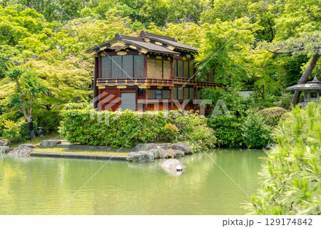 相楽園(三田藩士 小寺氏の邸宅と庭園)池泉回遊式日本庭園と舟屋形 神戸市中央区下山手通 相楽園(三田藩士 小寺氏の邸宅と庭園)池泉回遊式日本庭園と舟屋形 神戸市中央区下山手通 129174842