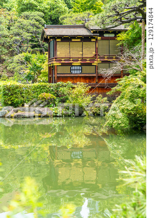 相楽園(三田藩士 小寺氏の邸宅と庭園)池泉回遊式日本庭園と舟屋形 神戸市中央区下山手通 相楽園(三田藩士 小寺氏の邸宅と庭園)池泉回遊式日本庭園と舟屋形 神戸市中央区下山手通 129174844