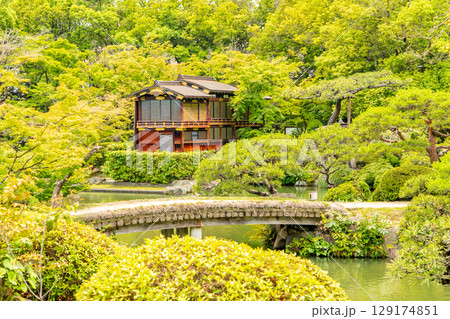 相楽園(三田藩士 小寺氏の邸宅と庭園)池泉回遊式日本庭園と舟屋形 神戸市中央区下山手通 相楽園(三田藩士 小寺氏の邸宅と庭園)池泉回遊式日本庭園と舟屋形 神戸市中央区下山手通 129174851