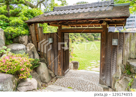 相楽園（三田藩士　小寺氏の邸宅と庭園）日本庭園への門　神戸市中央区下山手通 129174855