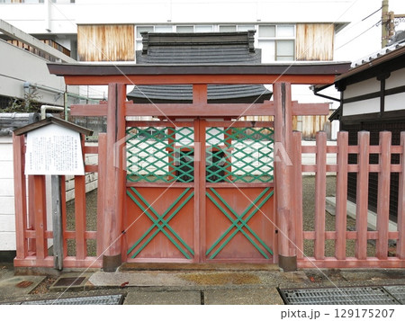 奈良市の猿沢池畔にある采女神社 129175207