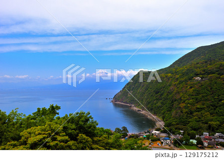 中部地方・伊豆半島・煌めきの丘・井田集落と駿河湾越しの富士山、日本の原風景・静岡県沼津市井田(1) 中部地方・伊豆半島・煌めきの丘・井田集落と駿河湾越しの富士山、日本の原風景・静岡県沼津市井田(1) 129175212