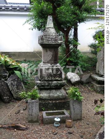 奈良市の徳融寺にある中将姫の供養塔 129175270
