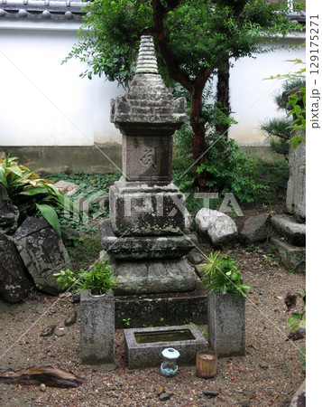 奈良市の徳融寺にある中将姫の供養塔 奈良市の徳融寺にある中将姫の供養塔 129175271