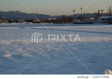 夕日に灯された雪原 夕日に灯された雪原 129175506