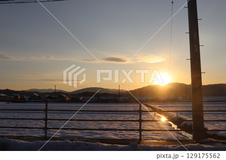 夕日に灯された雪原 129175562