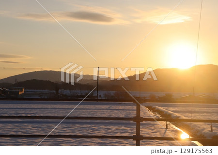 夕日に灯された雪原 夕日に灯された雪原 129175563