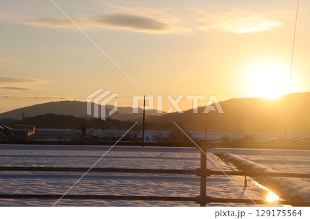 夕日に灯された雪原 夕日に灯された雪原 129175564