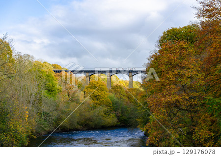 ポンテカサステ水路橋の遠景（ウェールズ） 129176078
