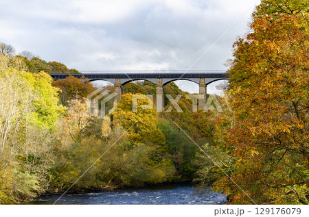 ポンテカサステ水路橋と秋の紅葉（ウェールズ） 129176079