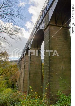 ポンテカサステ水路橋　そびえる橋脚（ウェールズ） 129176081