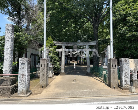 埼玉県狭山市の神社、野々宮神社の社号標と鳥居と拝殿です。 129176082