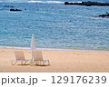 白い砂浜とビーチベット 129176239