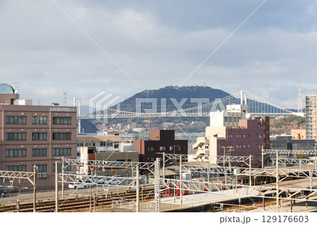 福岡県　北九州市　門司の街と関門橋 129176603