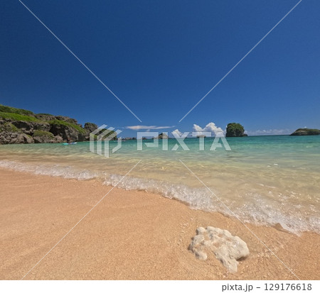 南国の美しいビーチと紺碧の空 129176618