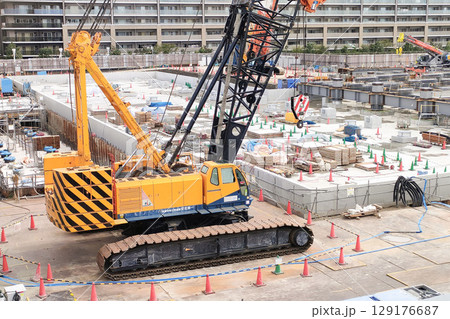 大規模建設現場 基礎工事と重機の作業風景 129176687