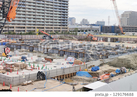 大規模建設現場 重機とクレーンが稼働する建設現場 129176688